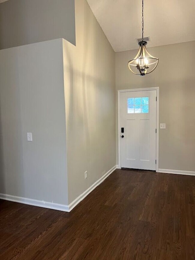Building Photo - Fully Renovated with Modern Updates!! 3 Be...