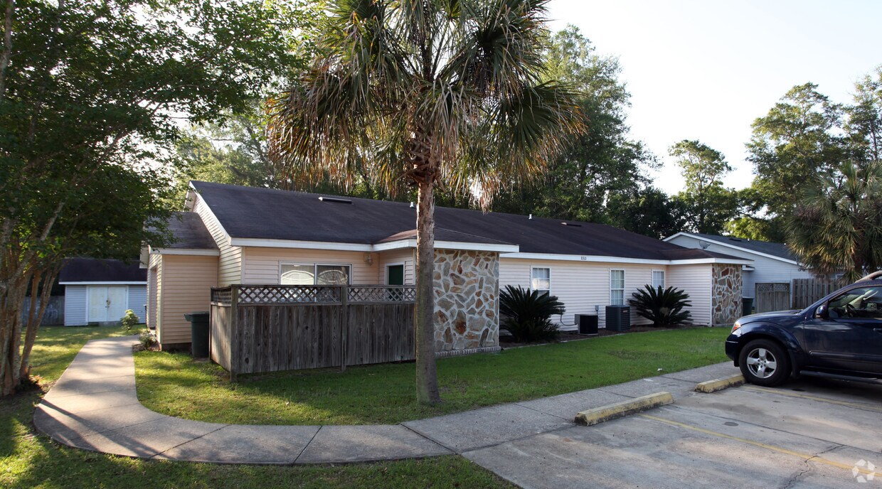 Foto principal - 8310 Country Walk Dr