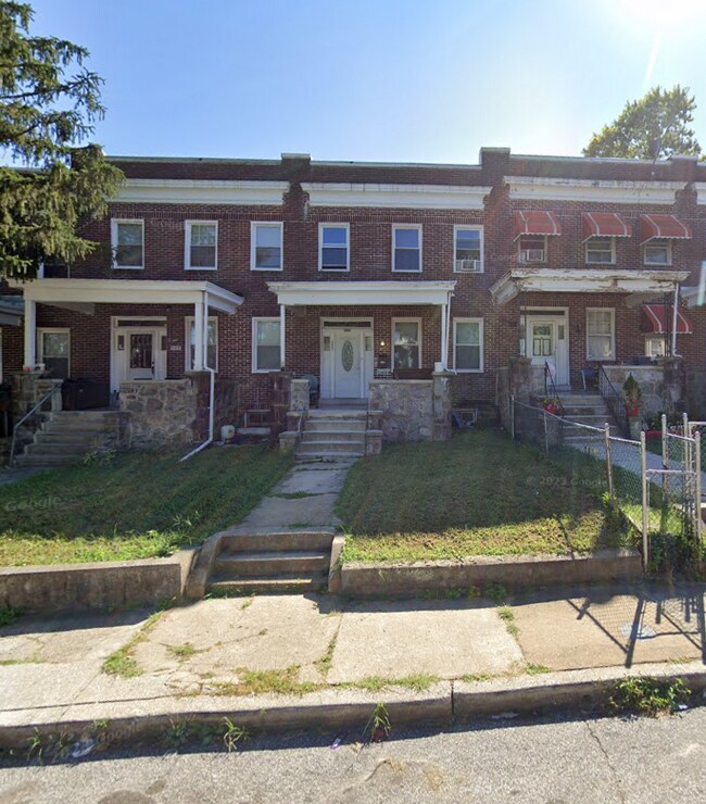 Foto del edificio - 4 Bedroom home with Hardwood Flooring