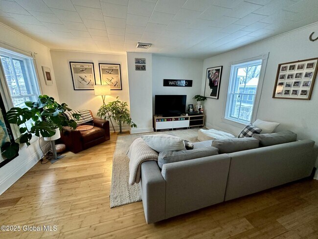 Foto del edificio - 305 Nelson Ave