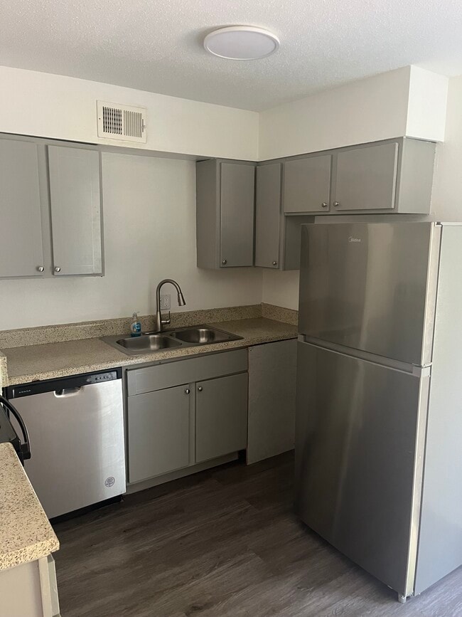 Building Photo - Raintree Apartments