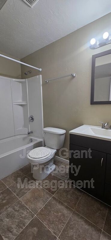Building Photo - 3314 Woodside Dr