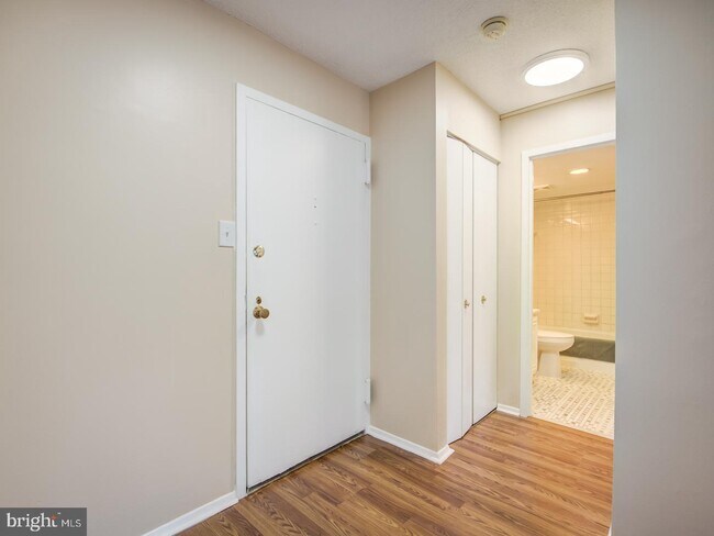 Foto del edificio - 6100 Westchester Park Dr
