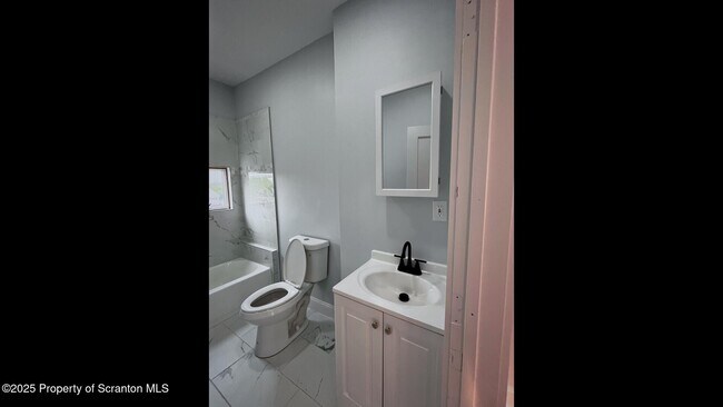 Building Photo - 808 1/2 Eynon St