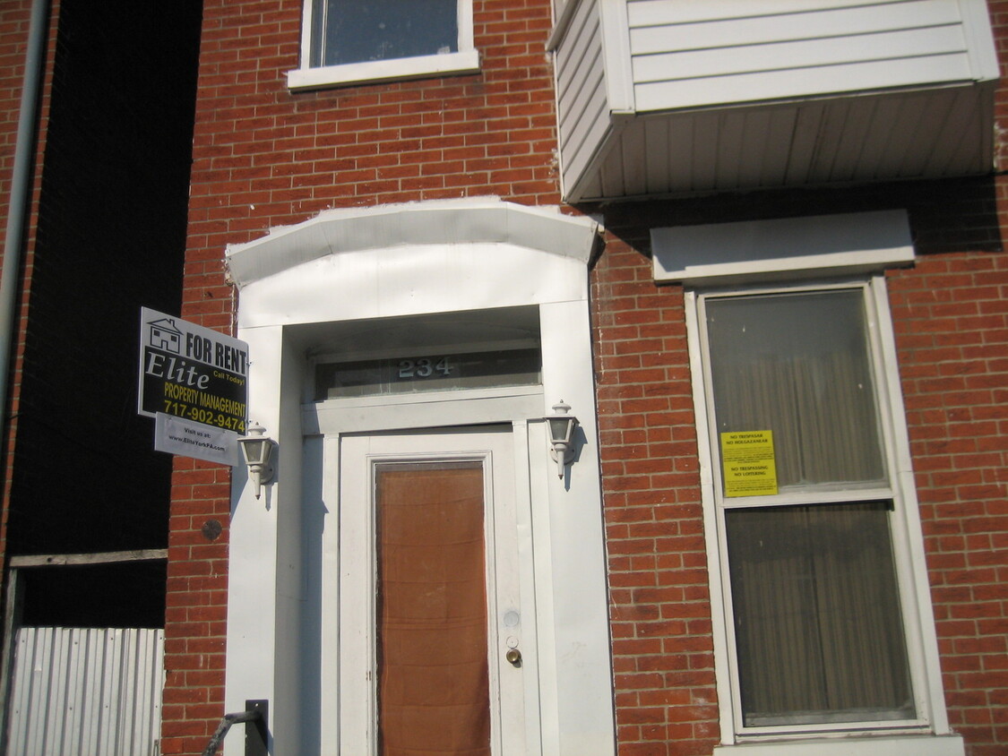Primary Photo - 1st Floor 2 Bedroom Apartment-York City SD