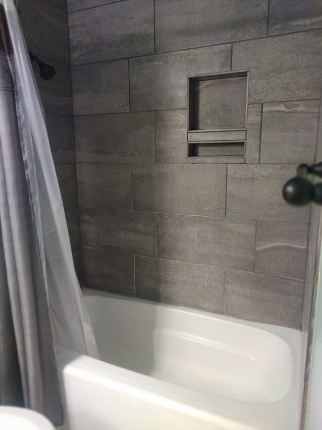 Tub - 277 N Lamb Blvd
