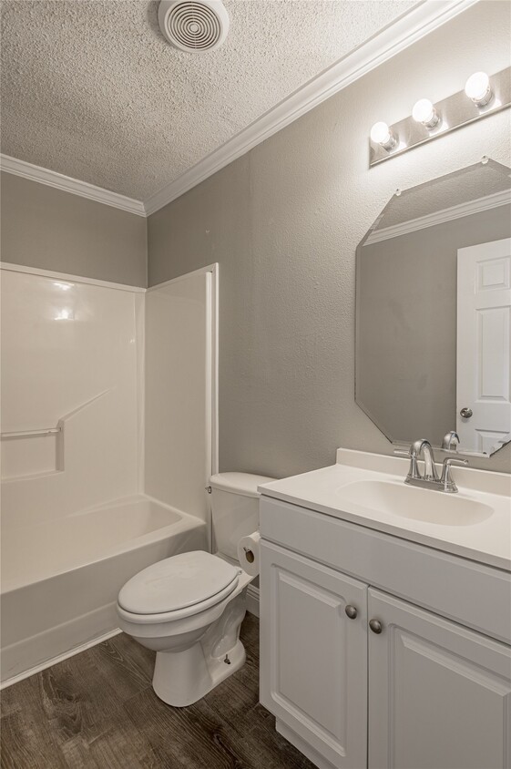 Building Photo - 164 Varsity Dr