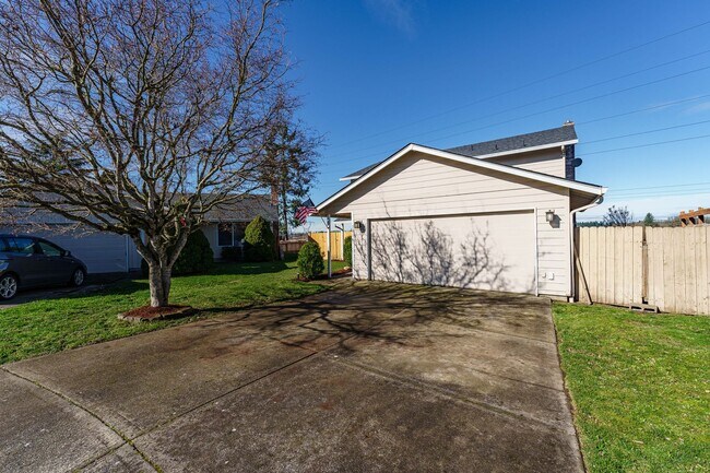 Photo - 4 Bedroom 2.5 Bathroom With Large Fenced B... House