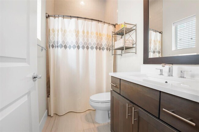 Building Photo - 1411 Town Creek Dr