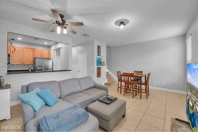 Building Photo - 2 br, 2.5 bath Townhome - 11847 SW 26th St...