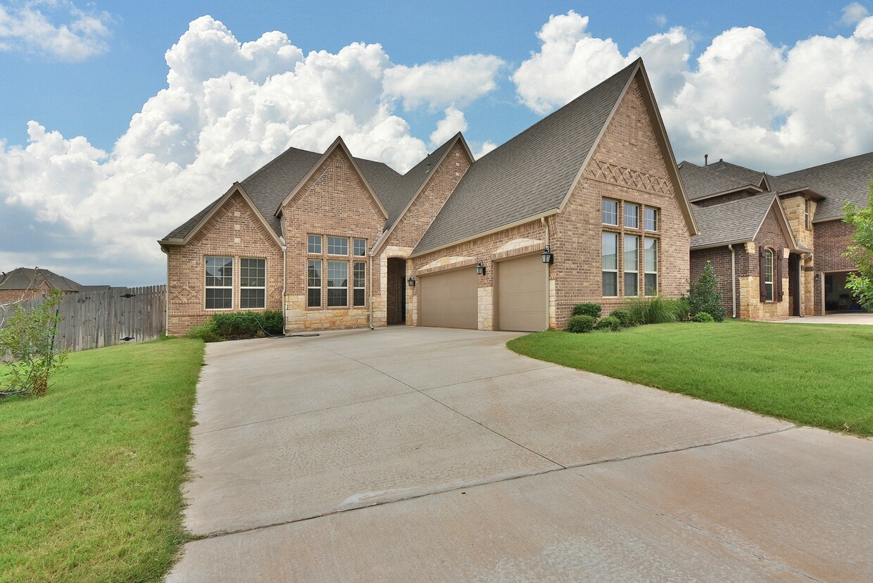 Foto principal - Spacious Luxury home in Deer Creek Schools!