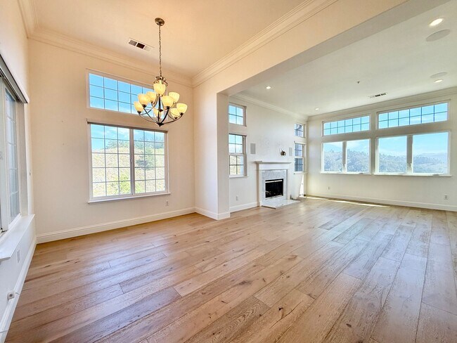 Foto del edificio - Stunning Pacifica Condo with Ocean & Mount...
