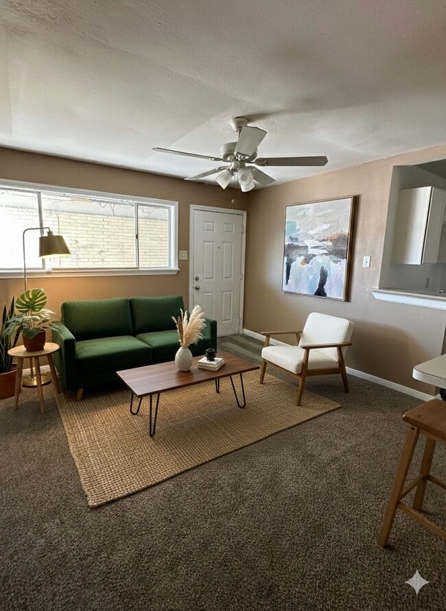 Building Photo - 516 Holiday Dr