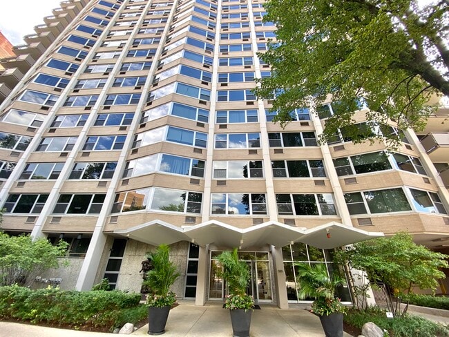Building Photo - 555 W Cornelia Ave