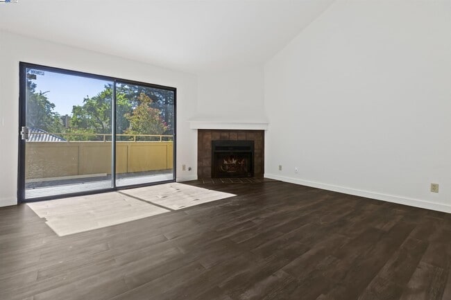 Building Photo - 655 Center Ave