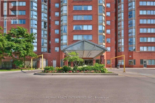 Photo du bâtiment - 2466 Eglinton Ave E