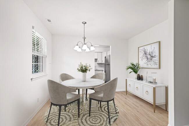 Amplio comedor: se muestra aquí en un plano de planta de 2 habitaciones. - Gateway Apartments