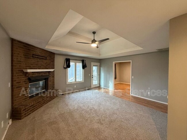 Building Photo - 935 S Belcrest Ave