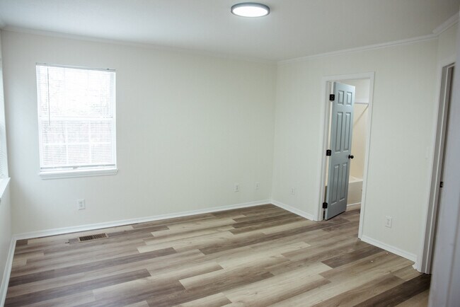 Foto del edificio - 3401 Inverness Rd