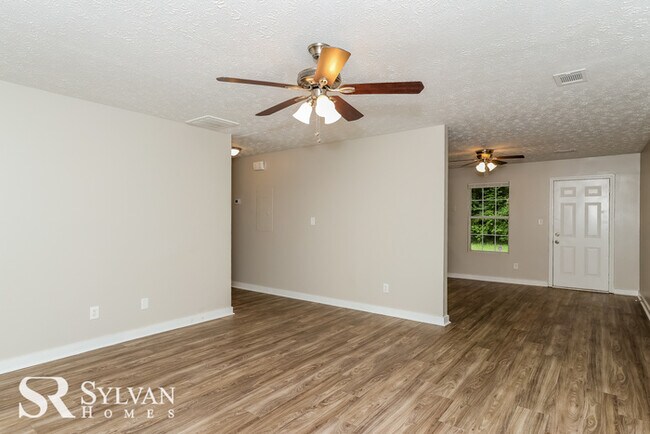 Building Photo - Move-in ready for new residents!