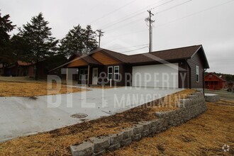 Building Photo - 300 Valley Stream Cir