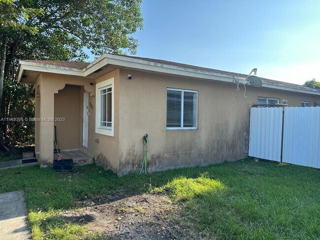 Foto del edificio - 865 SW 7th Terrace
