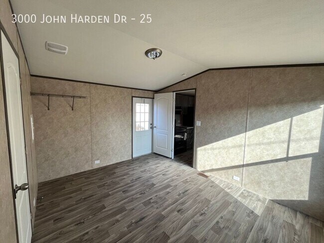 Foto del edificio - 3000 John Harden Dr