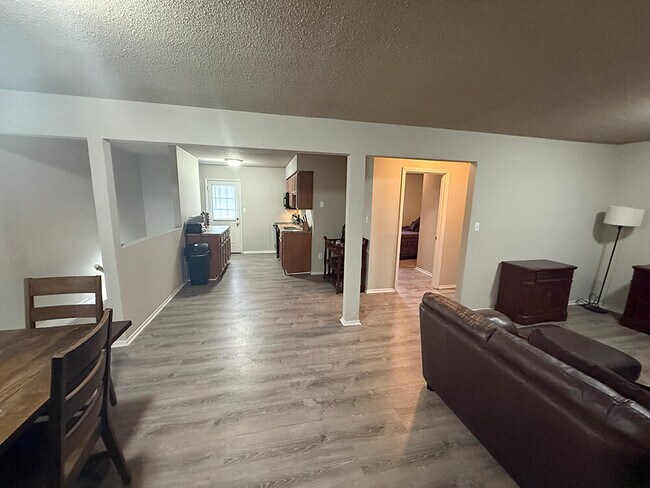 Foto del edificio - 212 Wheaton Ct