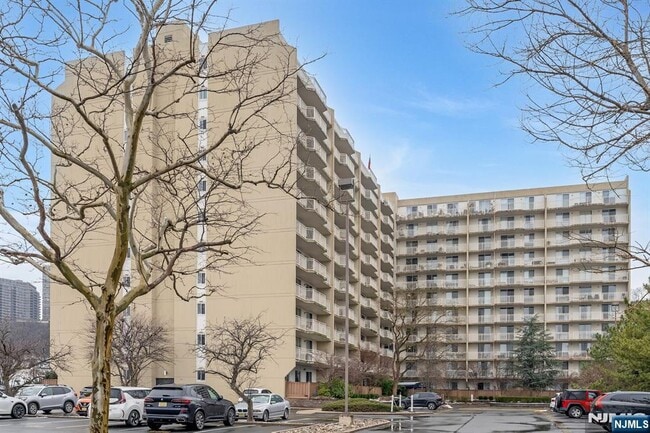 Building Photo - 1055 River 809