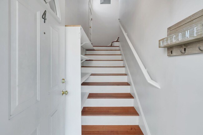 Building Photo - Charming Cottage Style Condo in Fremont!