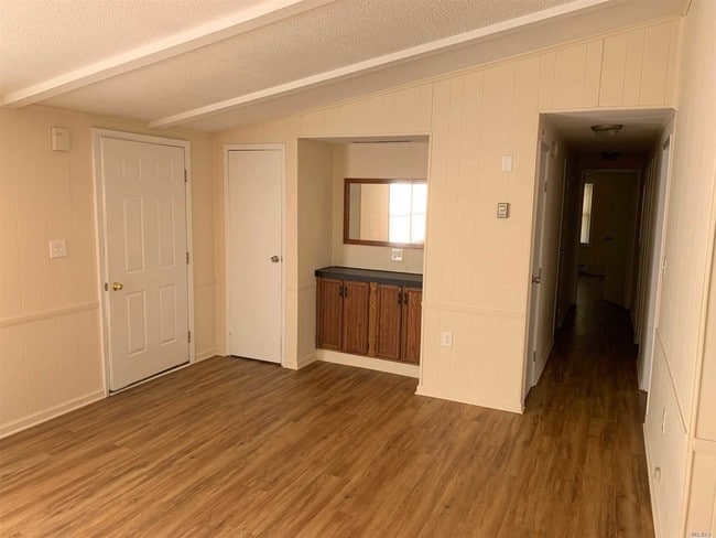 Building Photo - 110 Village Cir W