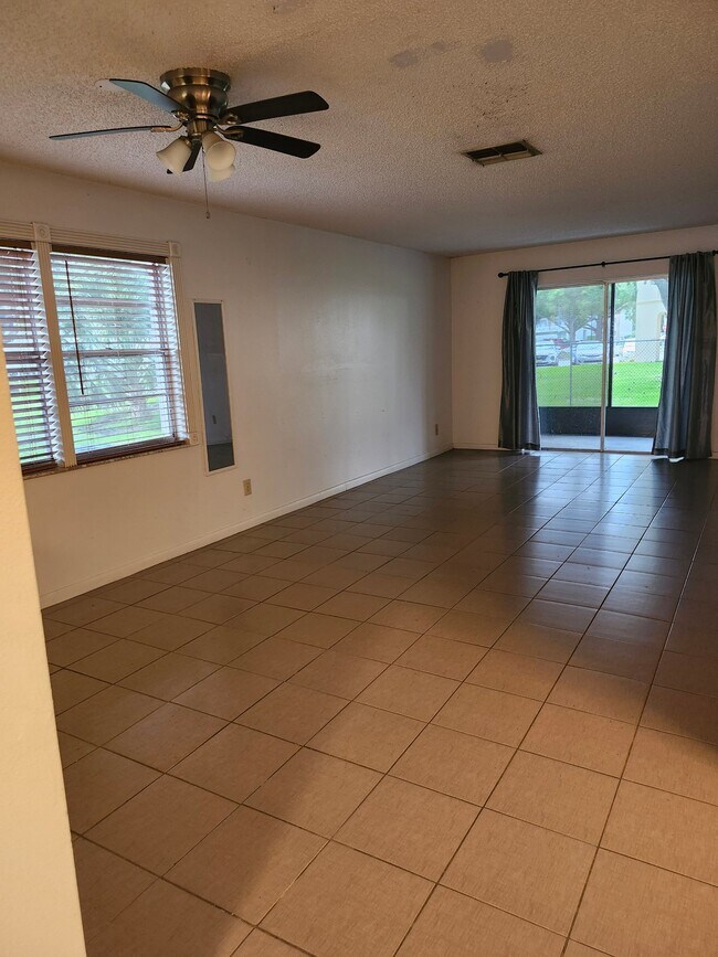 Foto del edificio - 2452 Enterprise Rd