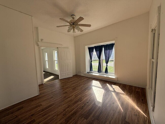 Building Photo - 211 W Main St