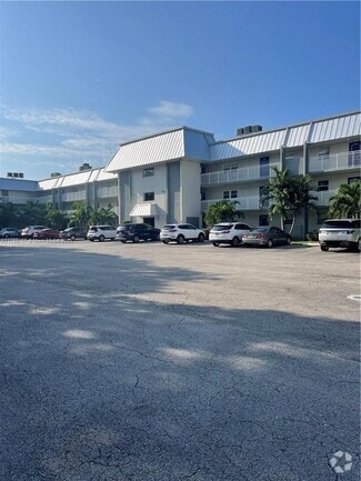 Building Photo - 2980 Riverside Dr
