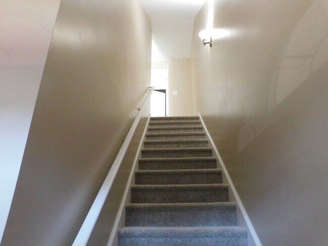 Foto del edificio - Location, Location, Location!! $100.00 off First Months Rent!