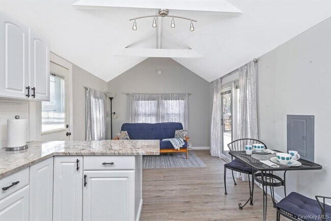 Foto del edificio - 572 Montauk Hwy