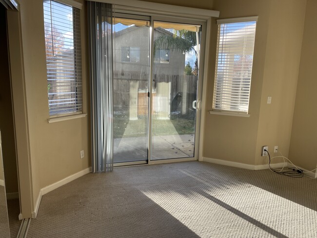 Master bedroom - 237 Buffet Ct