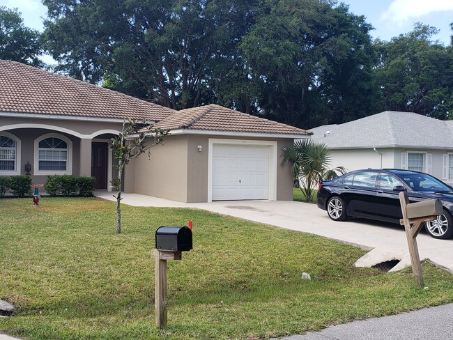 Foto del edificio - 76 Providence Ln