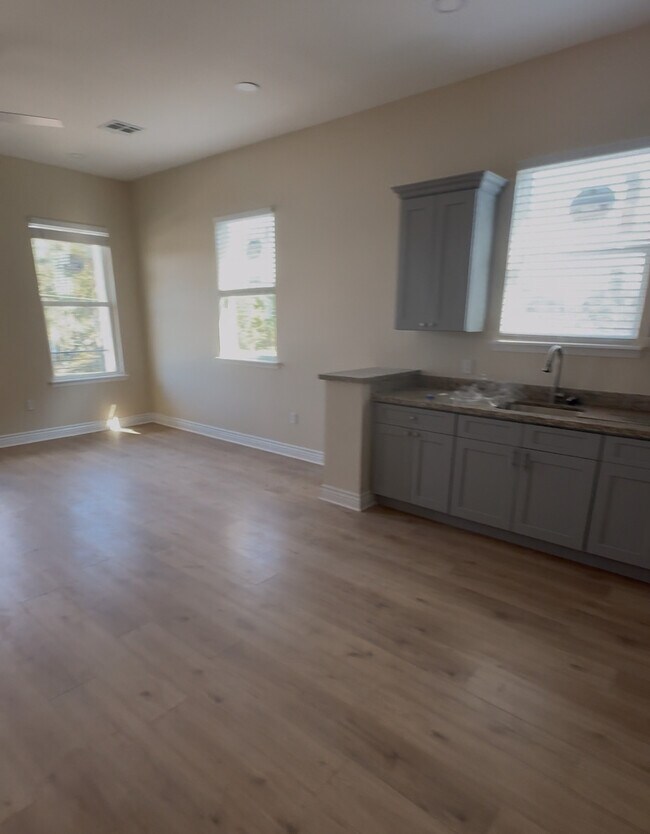 Building Photo - 4714 Dodt Ave