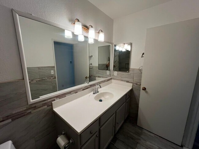 Building Photo - 43770 Santa Rosa Cir