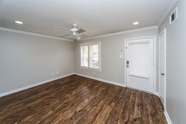 Foto del edificio - 1585 Pepperwood St