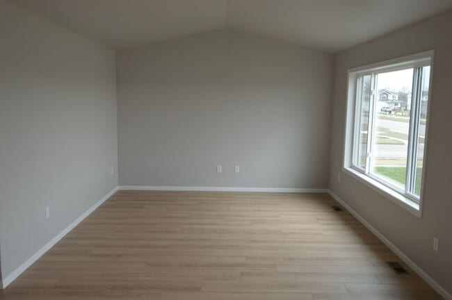 Building Photo - BRAND NEW!!! 4 bed 2 bath Townhome for ren...