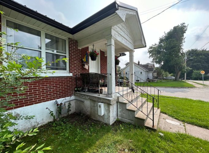 Primary Photo - Bright Main Floor 2 Bedroom Unit in East E...