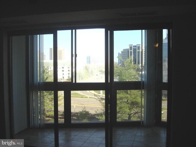 Foto del edificio - 8340 Greensboro Dr