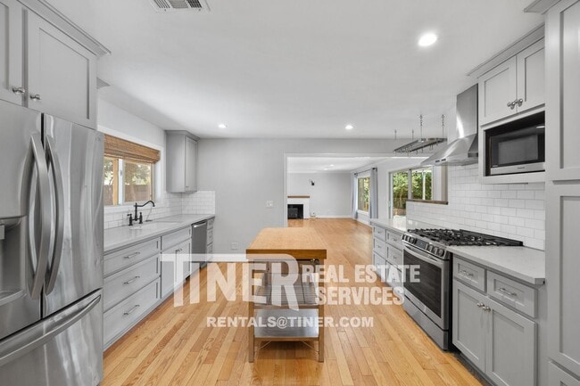 Building Photo - Great Three Bedroom Home in Carmichael