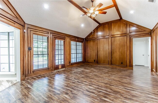 Building Photo - 2701 Green Oaks Dr