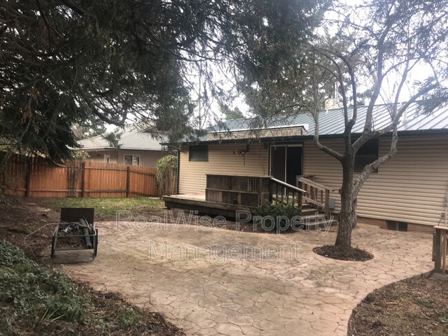 Building Photo - 1780 Crestview Dr