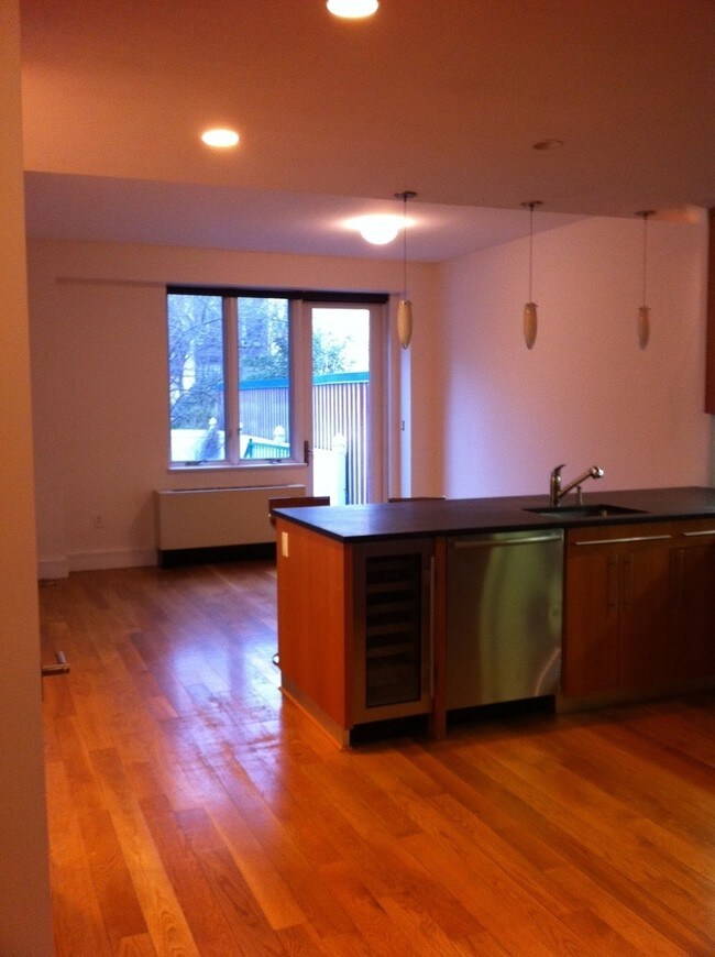 Foto del edificio - 331 E 8th St