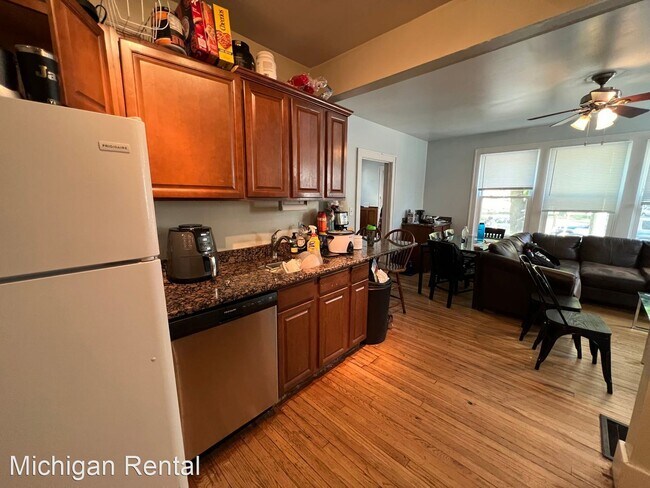 Building Photo - 8 br, 3 bath House - 546 Walnut