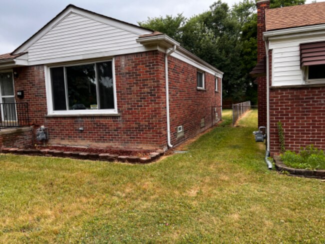 Building Photo - 103 Lathers St
